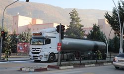 Tokat'ta asfalt malzemesi taşıyan tırın lastiğinin patlaması soncu yangın çıktı